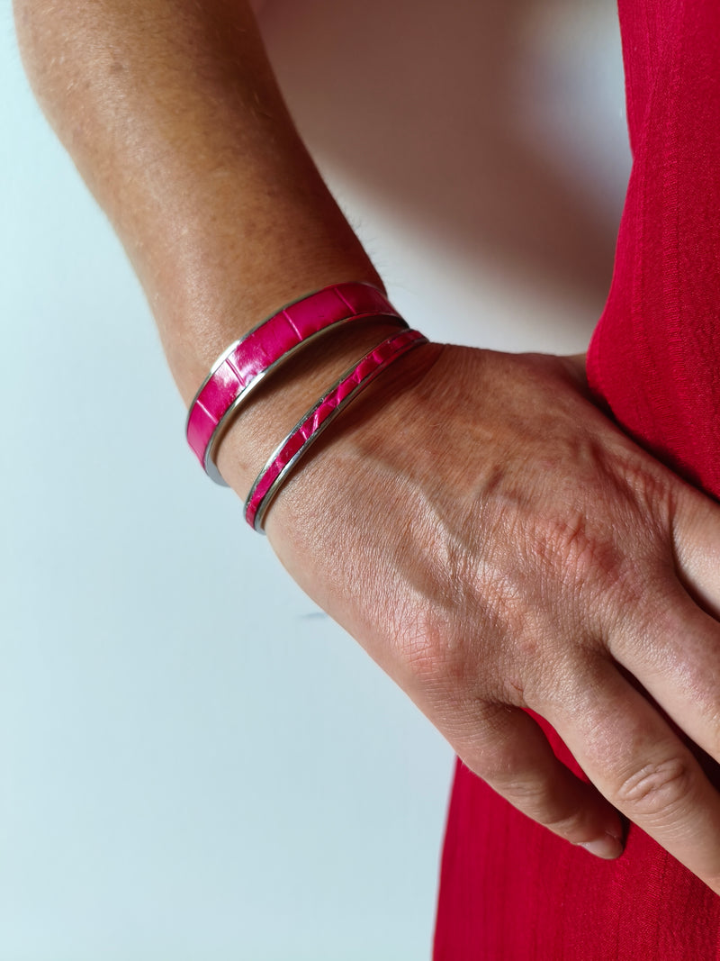 Duo bracelets rose cuir croco – porté au poignet, effet superposé
