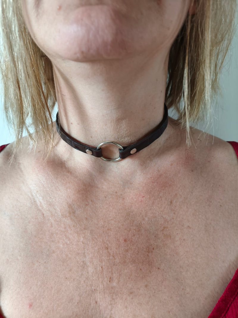 Collier fin cuir marron foncé effet crocodile – vue d’ensemble avec anneau central, fait main AdryX