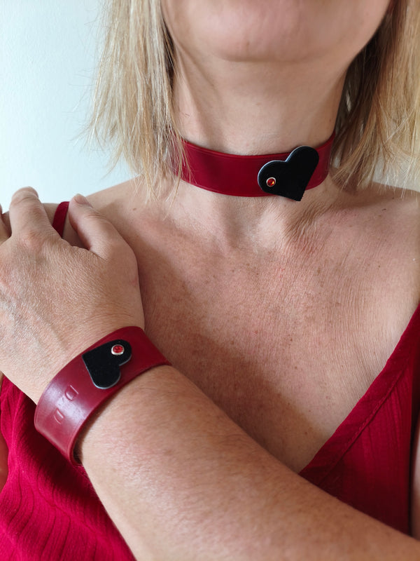 Bracelet cuir rouge lisse – inscription DAD et cœur strass, détail