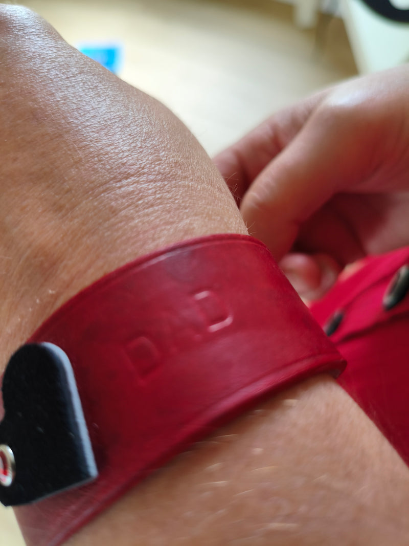 Parure cuir rouge DAD – détail fermoir et réglage collier
