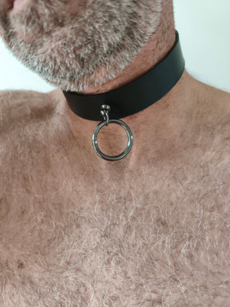 Collier artisanal AdryX noir lisse - détail anneau