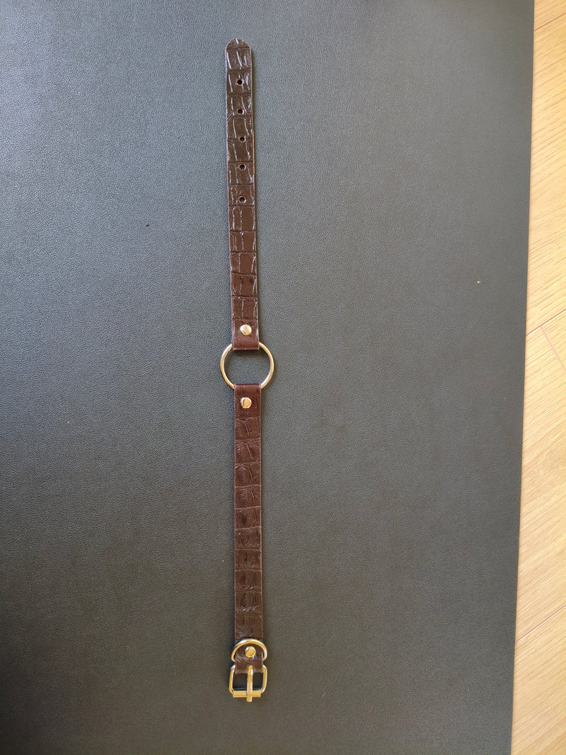 Collier cuir marron foncé effet crocodile - détail fermoir