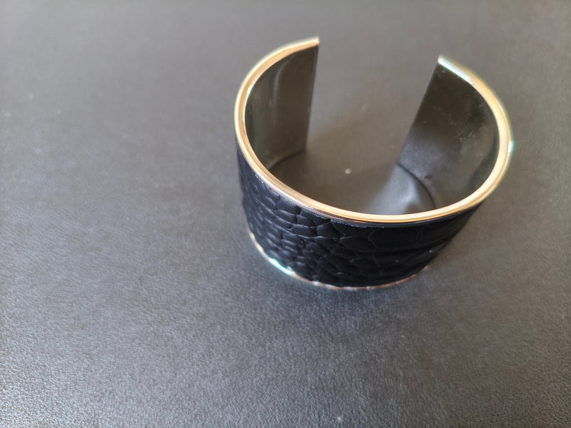 Bracelet manchette cuir noir effet crocodile - détail arméature argentée