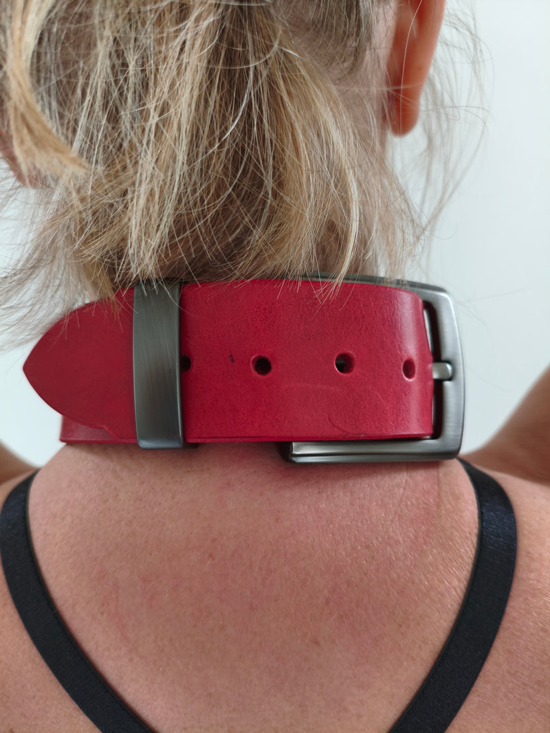 Détail du cuir pleine fleur rouge du collier large AdryX