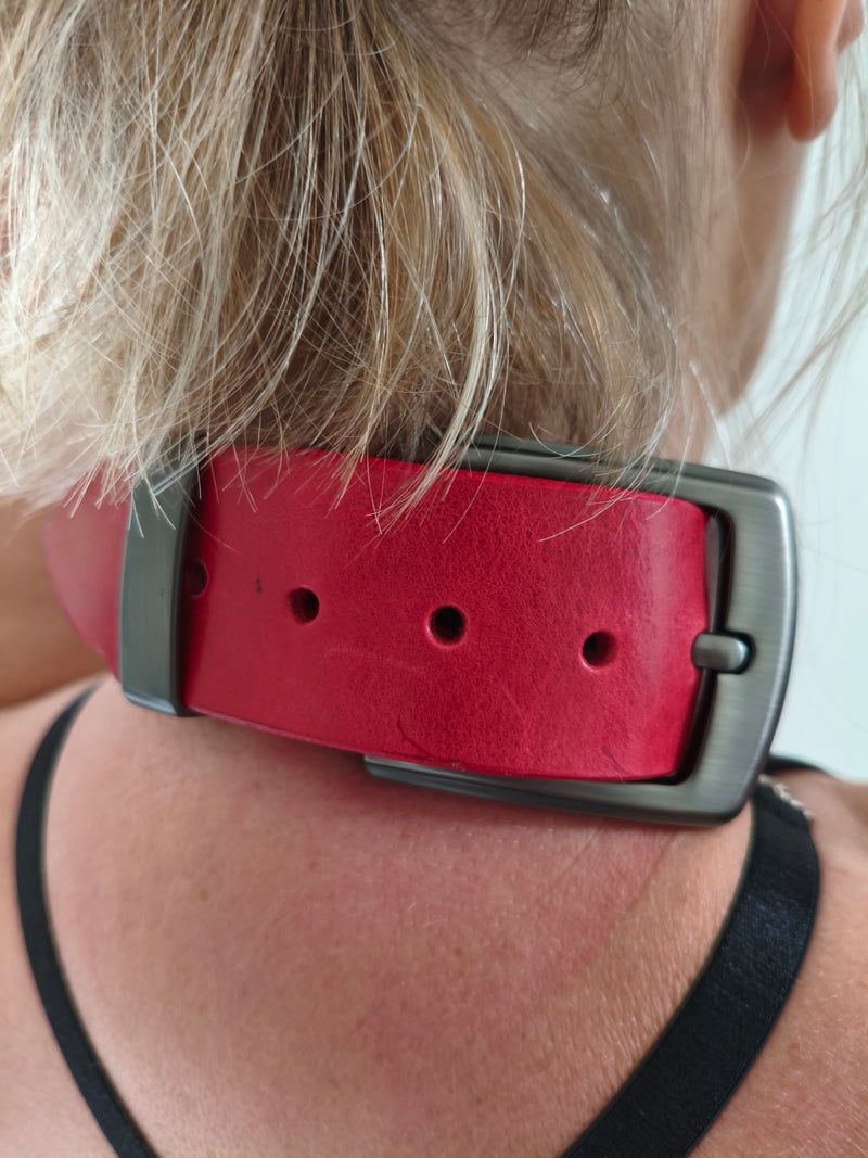 Collier large en cuir rouge AdryX porté, anneau pendentif