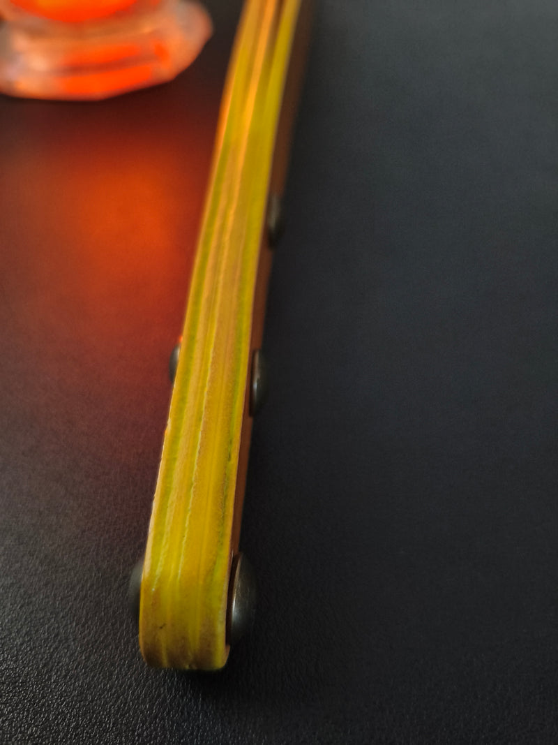 Paddle cuir jaune AdryX - détail des 3 rivets