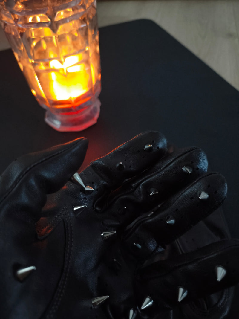 Gants cuir marron à pointes métalliques AdryX - détail texture du cuir