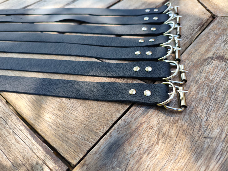 Détail du grain du cuir noir souple des sangles Les Sept Liens – AdryX