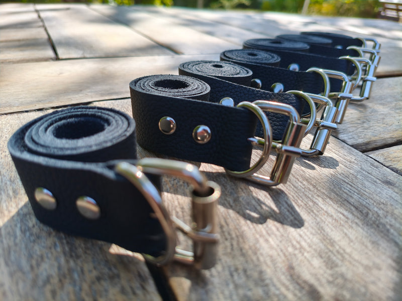 Sangles courtes réglables pour poignets et chevilles, cuir noir fait main en France – AdryX