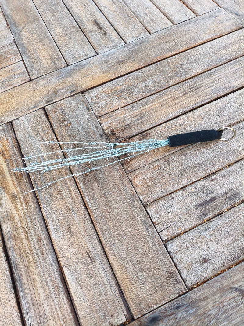 Martinet en fils barbelés AdryX vu en entier, de l'anneau aux extrémités
