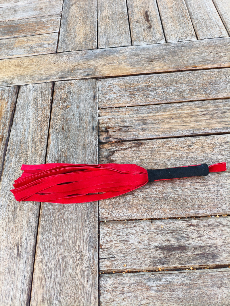 Petit martinet en cuir rouge AdryX vu en entier, format compact pour petites mains