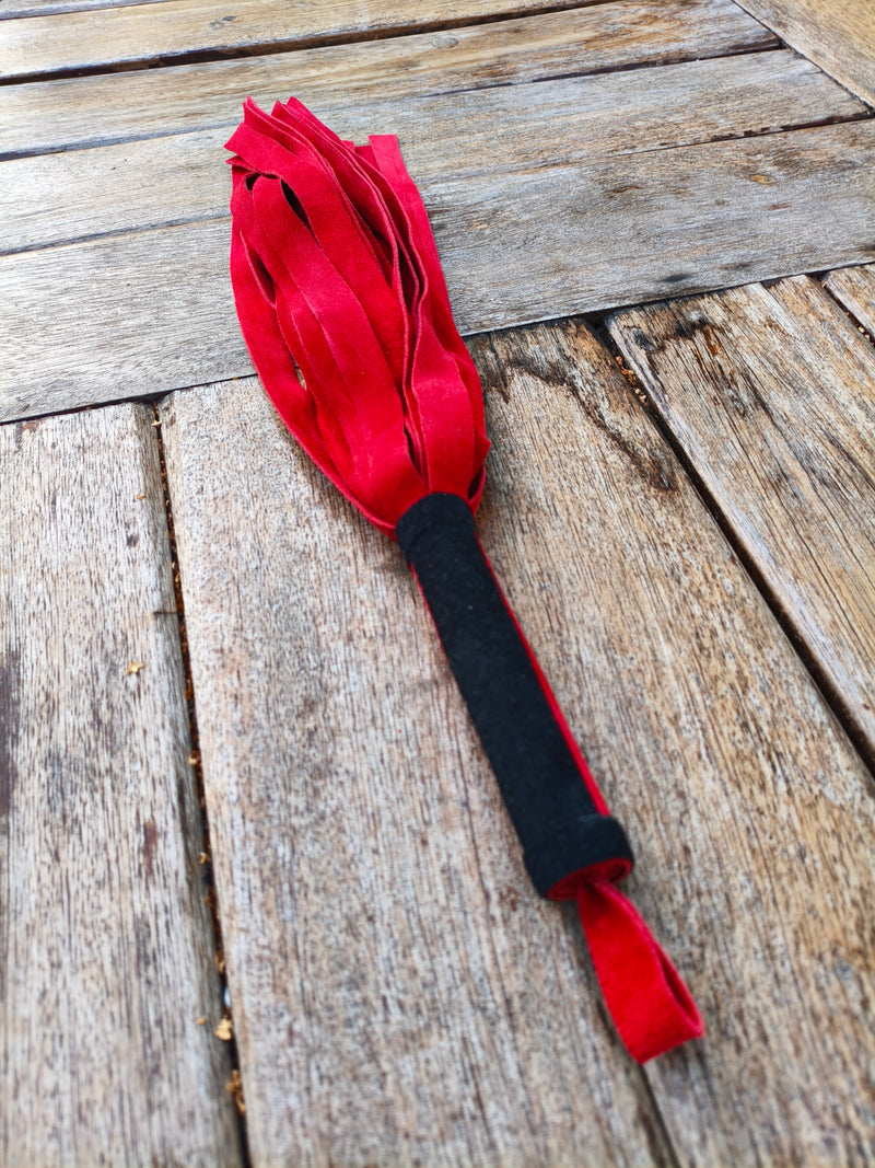 Martinet doux AdryX en croûte de cuir rouge, 40 cm, poignée à bande noire au premier plan