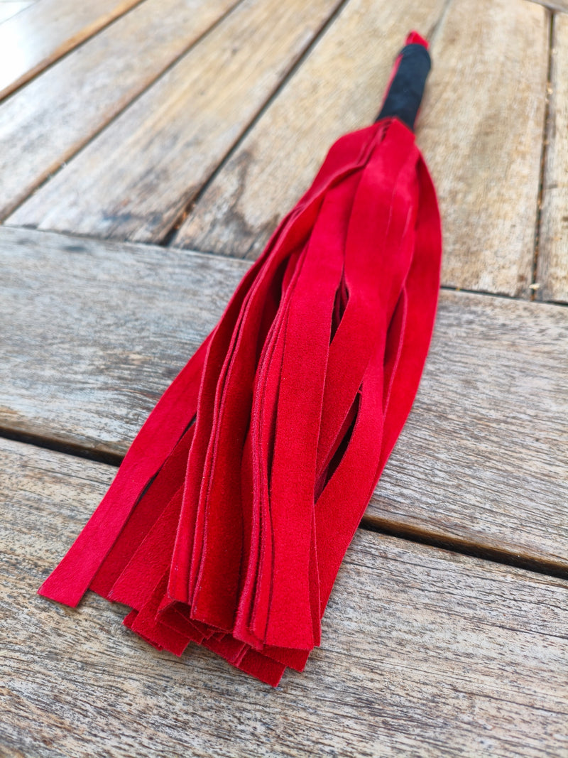 Les 27 lanières de cuir rouge de 15 mm du petit martinet AdryX