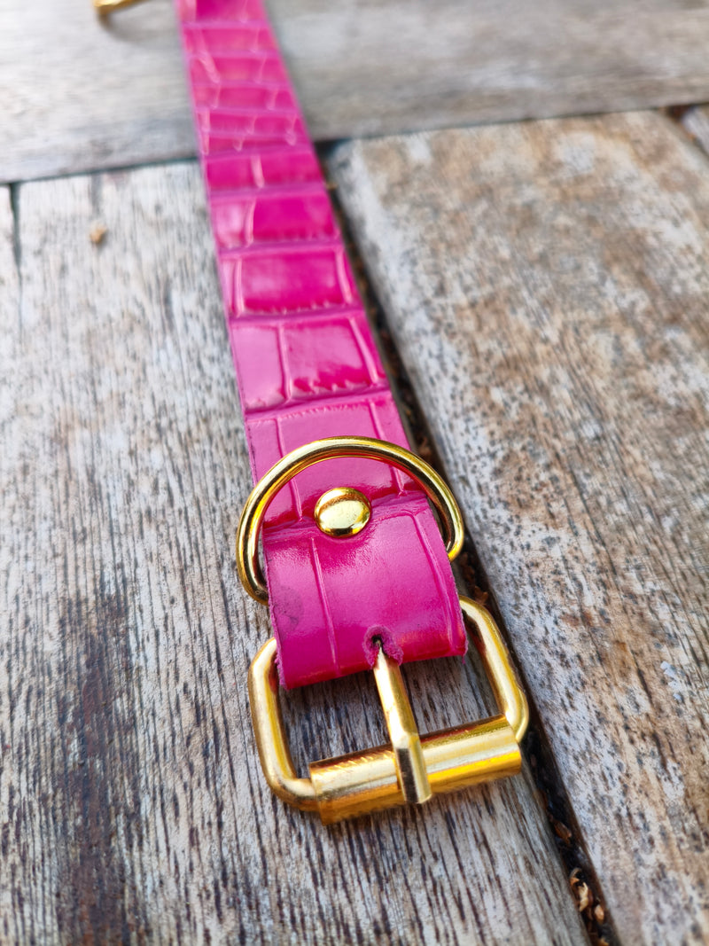 Détail du fermoir doré en acier inoxydable du collier cuir fuchsia AdryX