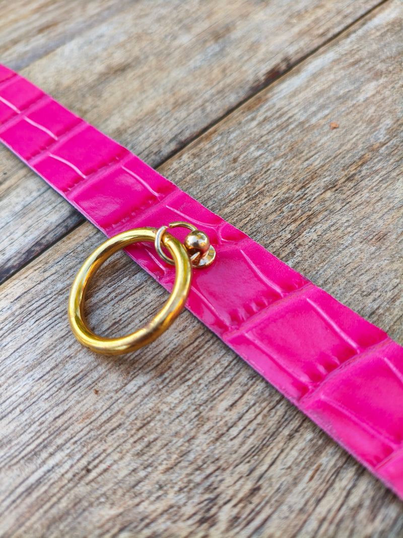 Détail de l'anneau pendentif doré du collier en cuir fuchsia AdryX