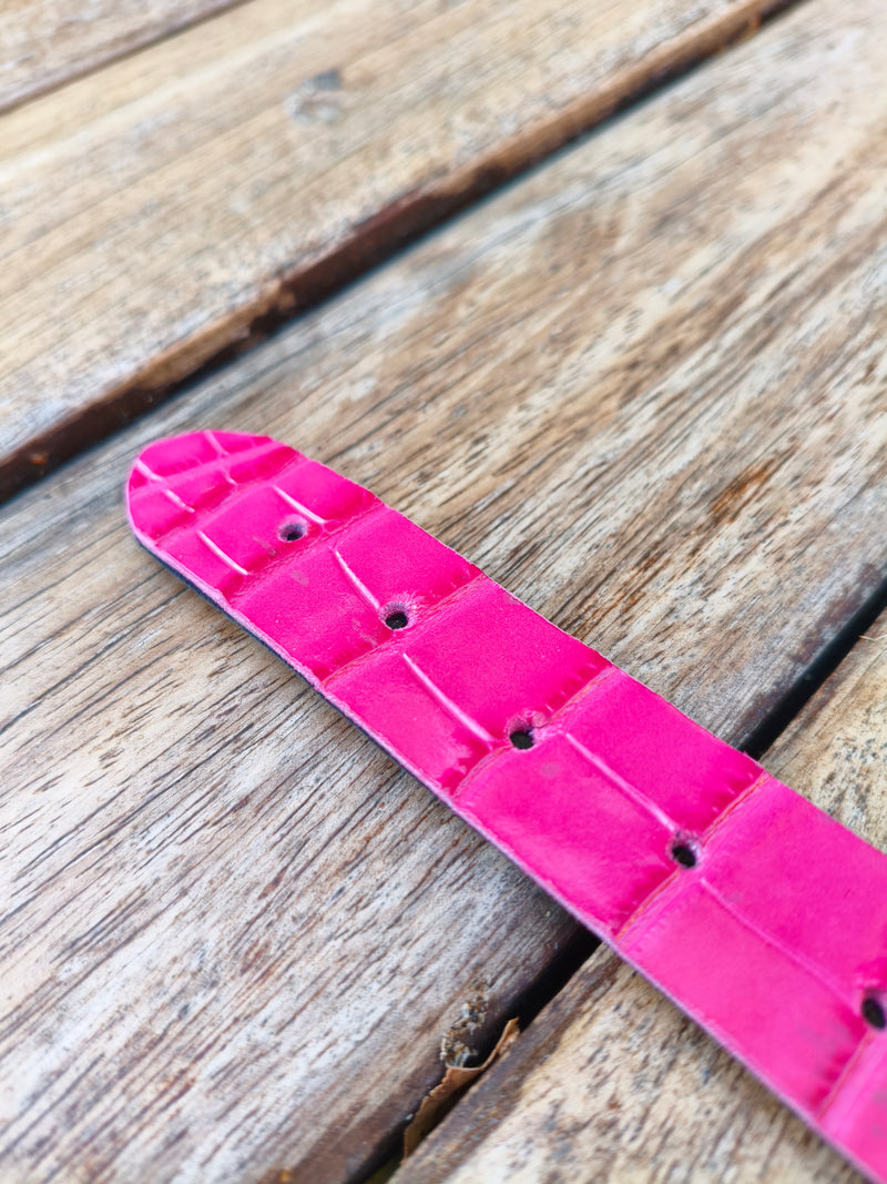 Gros plan sur le cuir pleine fleur fuchsia effet crocodile et les trous de réglage du collier AdryX