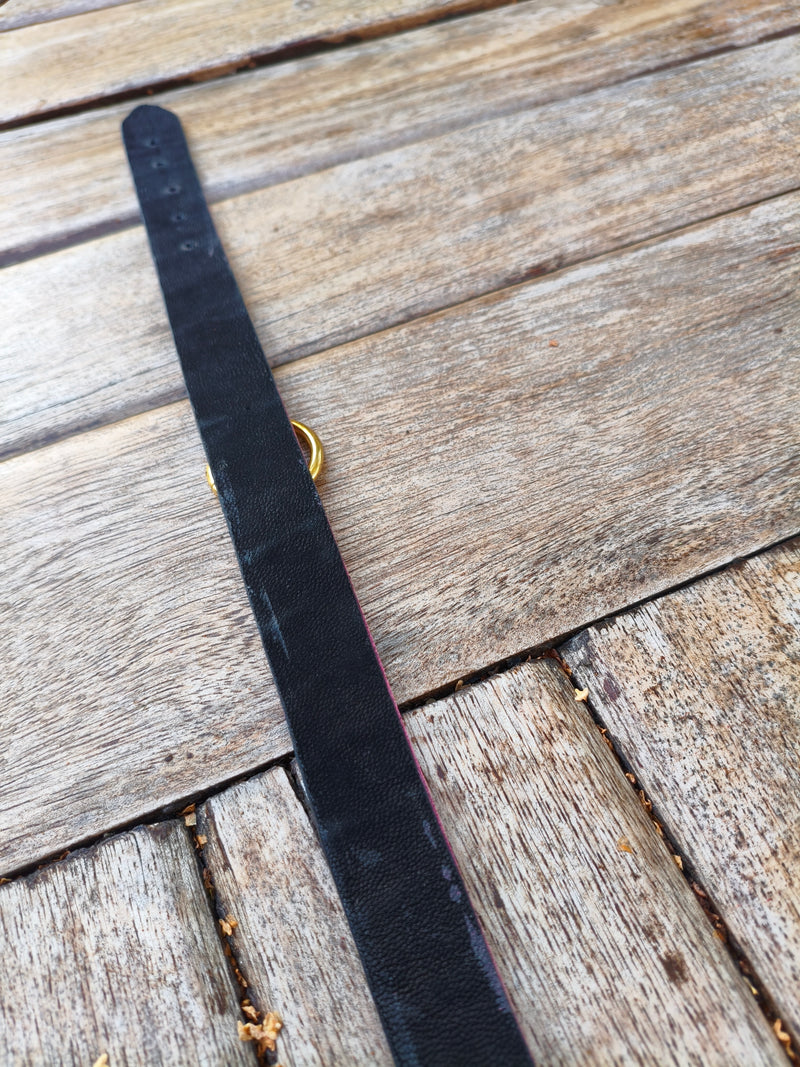 Intérieur en velours de croûte de cuir noir du collier fuchsia AdryX, doux contre la peau