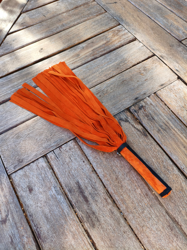 Martinet doux AdryX en croûte de cuir orange, 52 cm, posé sur une table en bois