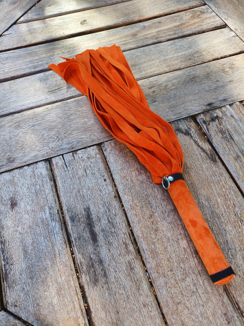 Martinet orange AdryX vu depuis la poignée, lanières larges en cuir souple