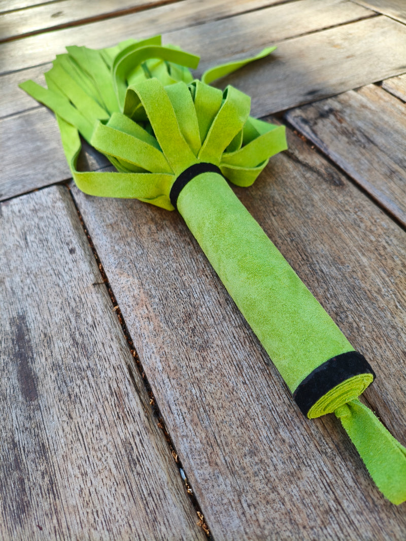 Poignée épaisse en cuir vert baguée de noir du martinet doux AdryX, fait main en France