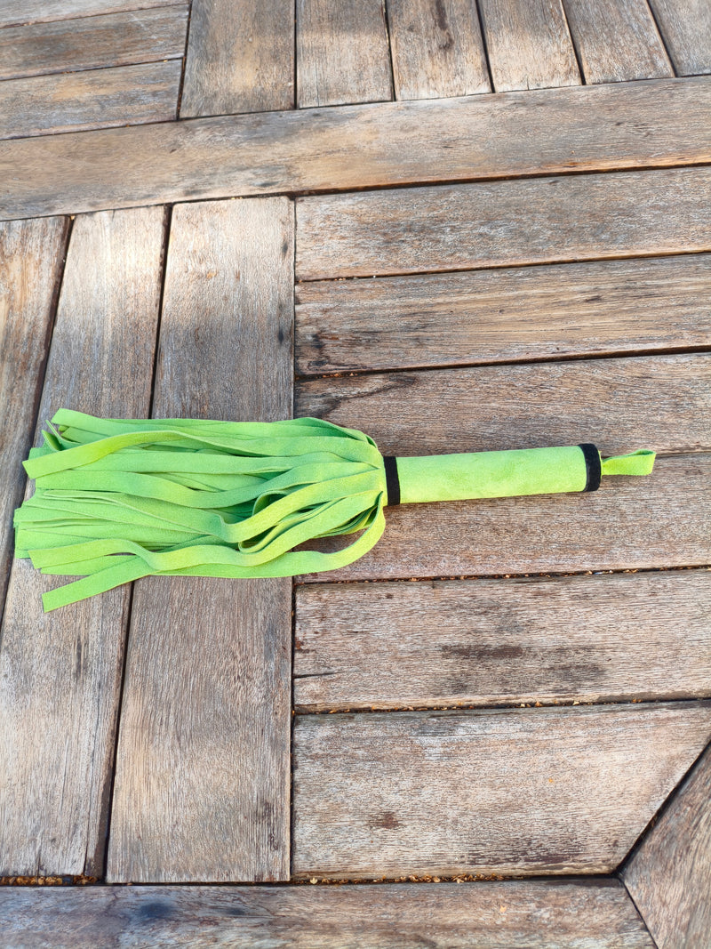 Martinet court en cuir vert AdryX vu en entier, posé à l'horizontale