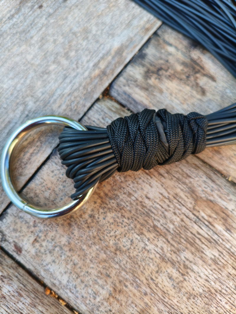Détail du nœud et de l'anneau métallique pour la prise à deux doigts du martinet caoutchouc AdryX, fait main en France