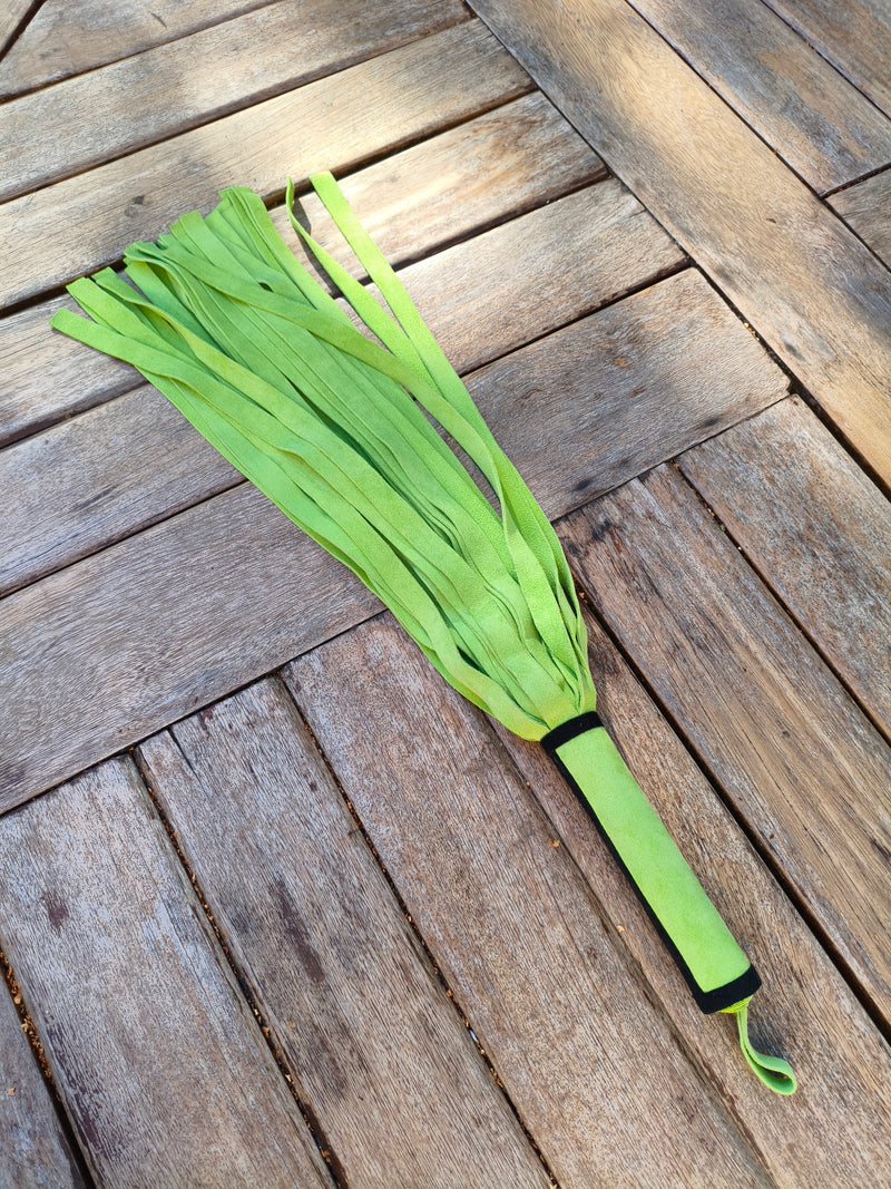 Martinet doux AdryX en croûte de cuir vert, 60 cm et 360 g, vu en entier sur une table en bois