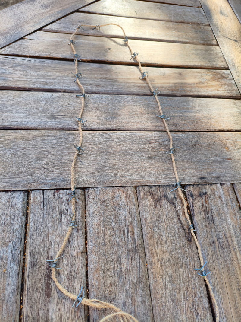 Cordon de jute barbelé AdryX déplié sur toute sa longueur, fait main en France