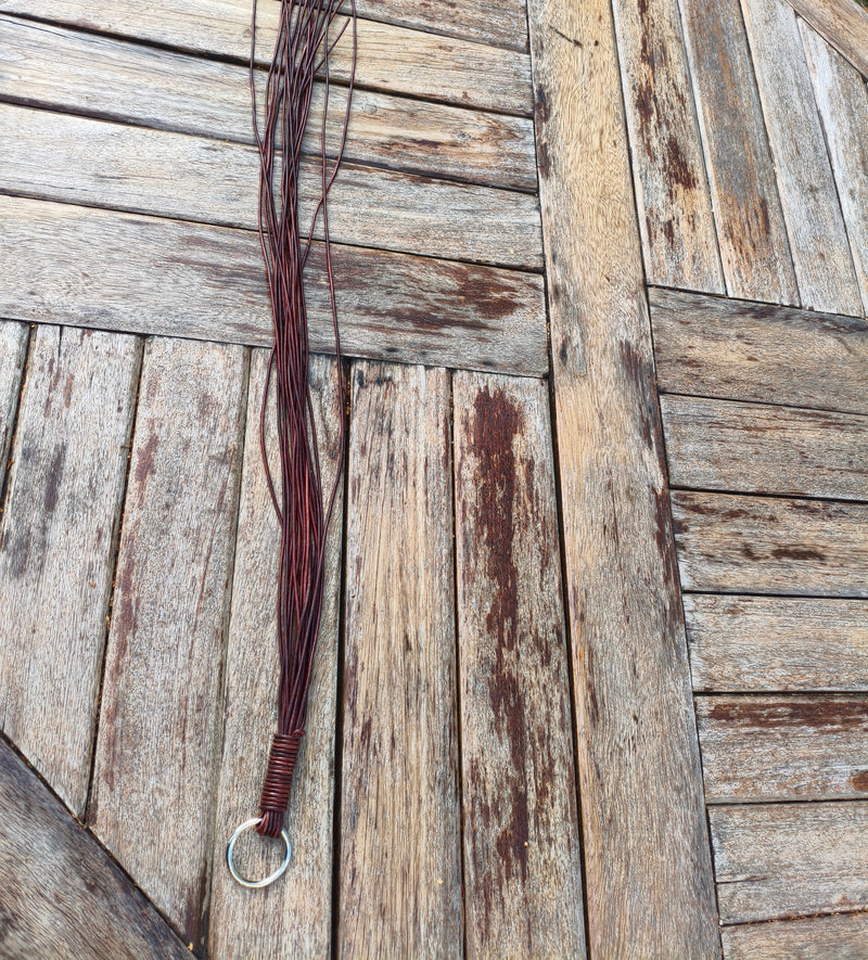 Flogger en cordons de cuir AdryX étiré sur toute sa longueur, 100 cm, de l'anneau aux extrémités