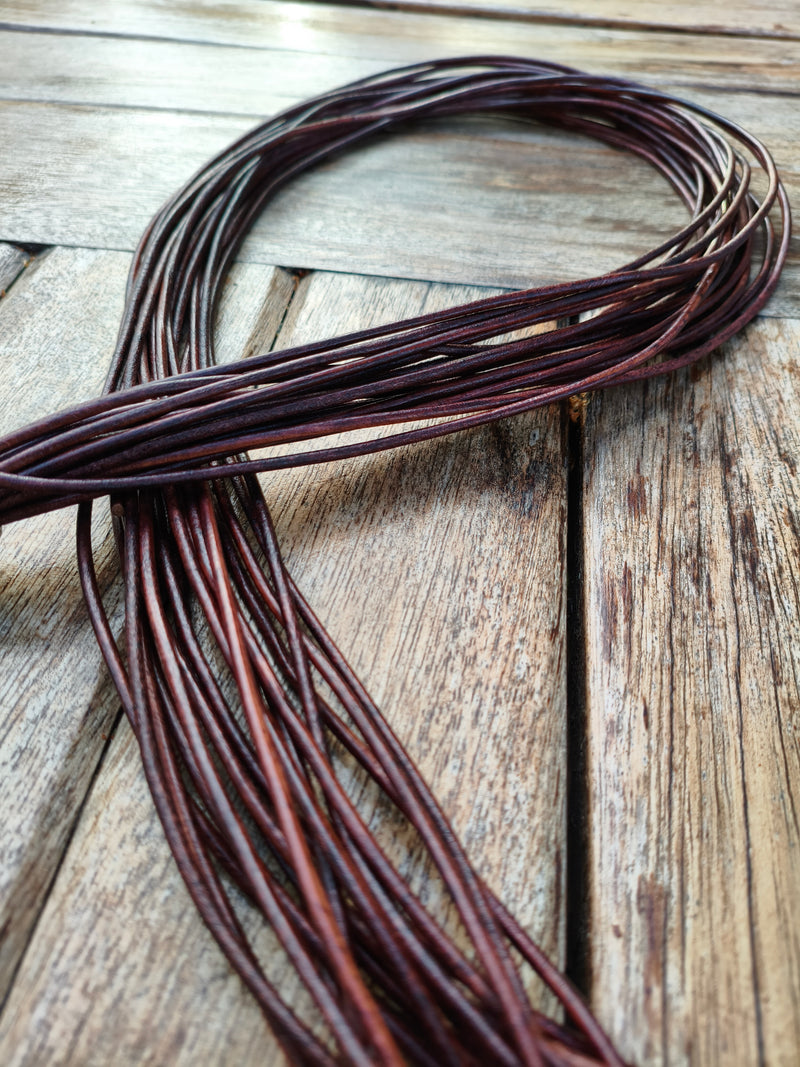 Gros plan sur les cordons de cuir souples du flogger AdryX de 155 g