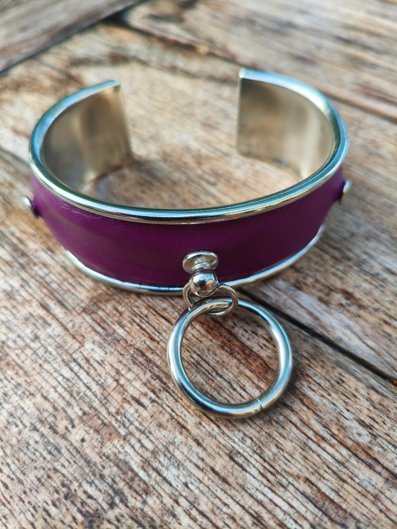 Gros plan sur l'anneau mobile et la monture argentée du bracelet manchette en cuir prune AdryX