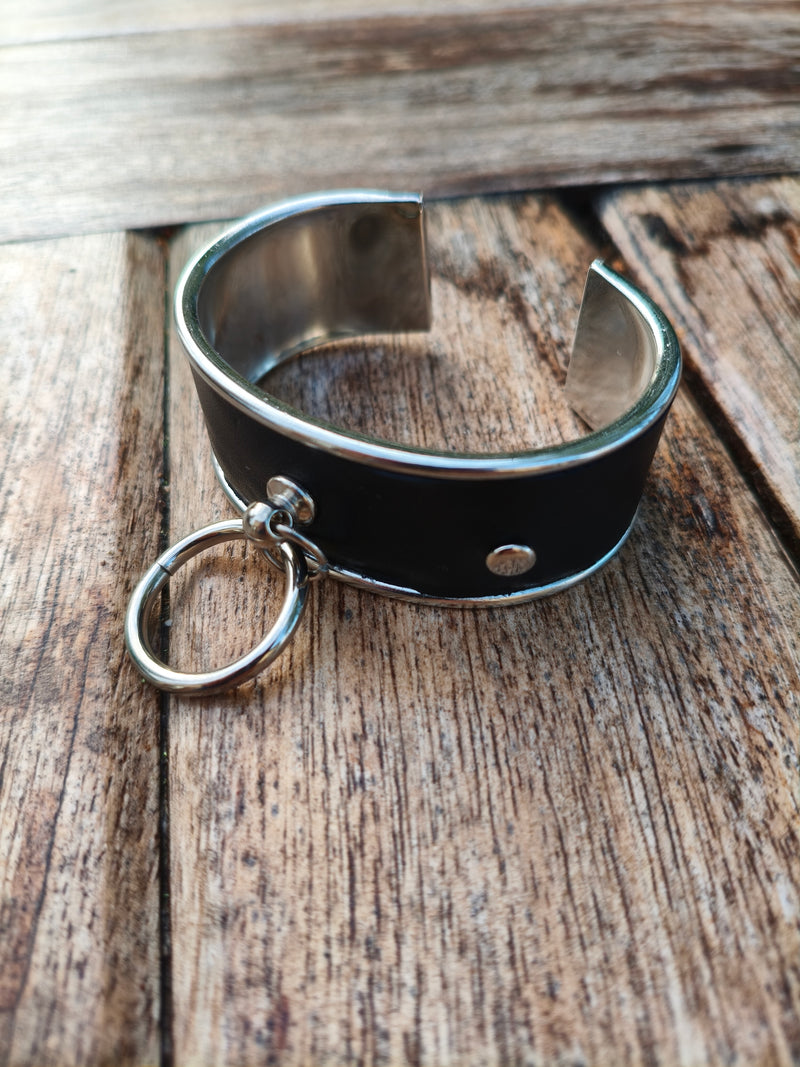 Bracelet manchette noir AdryX vu de trois quarts, cuir pleine fleur et ouverture réglable, fait main en France