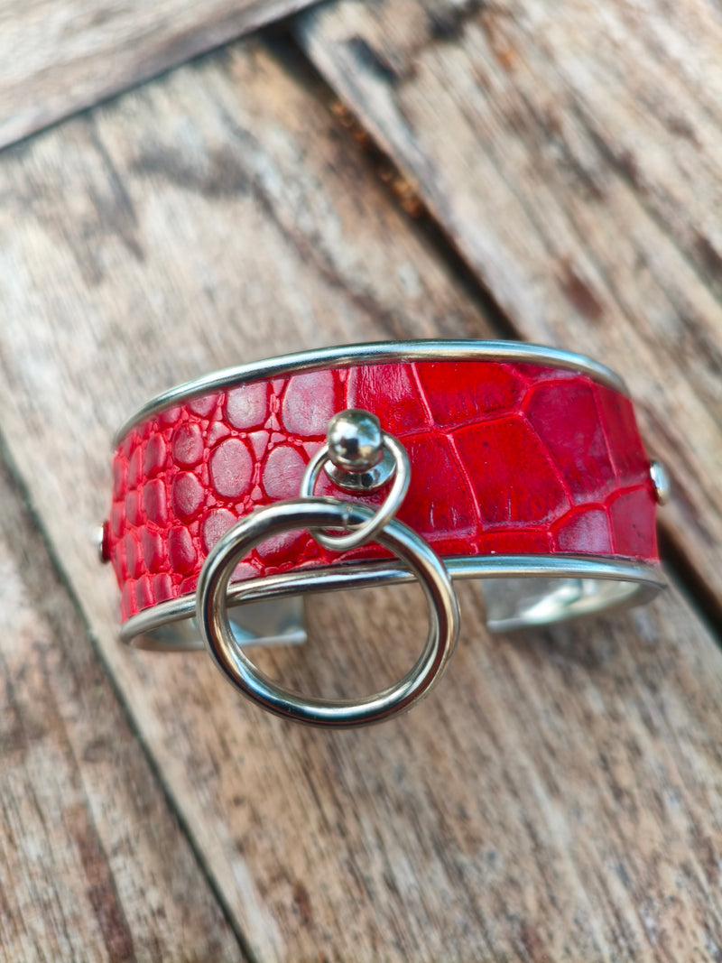 Gros plan sur le cuir rouge effet crocodile et l'anneau argenté du bracelet manchette AdryX