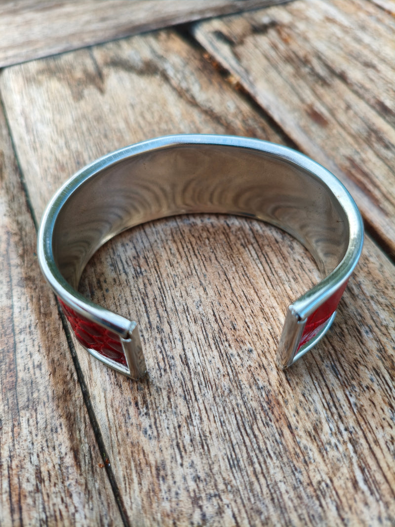 Intérieur en métal poli et ouverture du bracelet manchette en cuir rouge AdryX, fait main en France