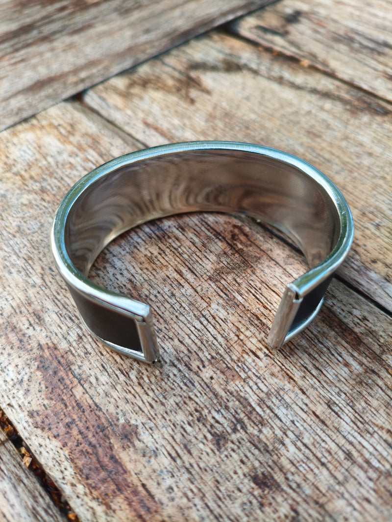 Intérieur en métal poli et ouverture du bracelet manchette en cuir noir AdryX