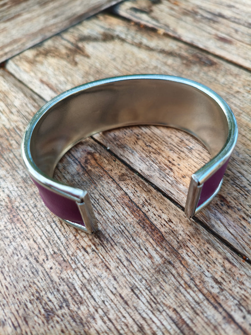 Intérieur en métal poli et ouverture réglable du bracelet manchette prune AdryX, fait main en France