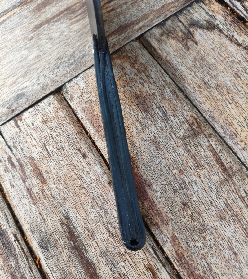 Détail du manche et de la tranche du cuir de 4,5 mm du paddle La Plume de Minuit AdryX