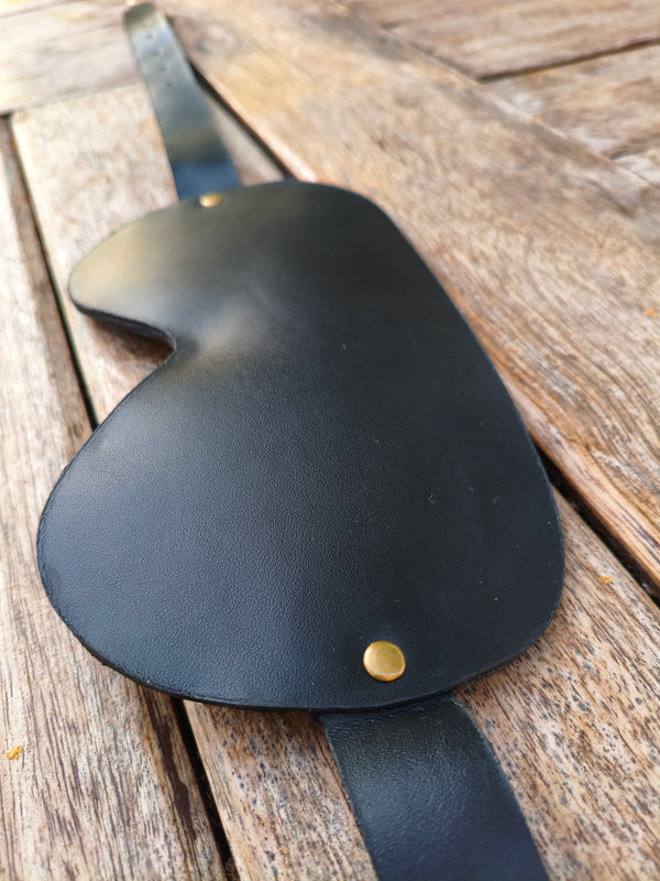 Bandeau pour les yeux en cuir noir L'Éclipse AdryX – vue du masque et de ses rivets en laiton