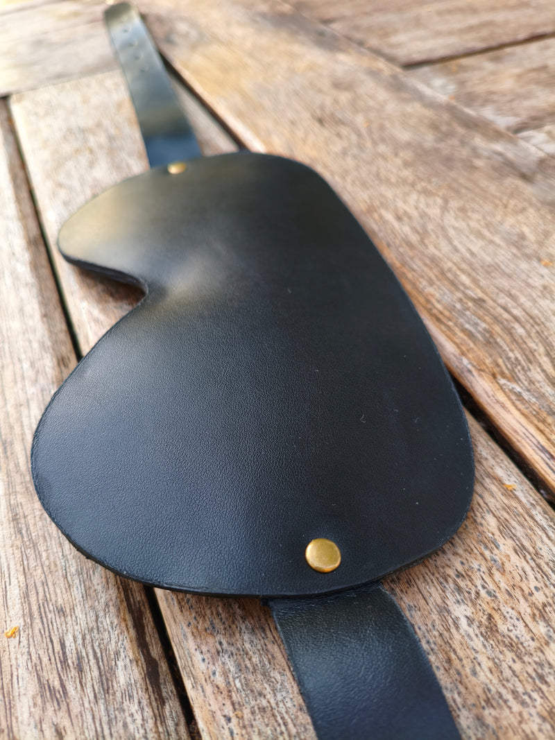 Bandeau pour les yeux en cuir noir L'Éclipse AdryX – vue du masque et de ses rivets en laiton