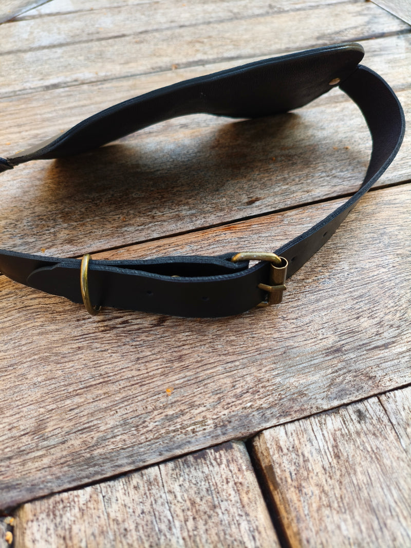 Bandeau en cuir noir fait main – détail de la fermeture à boucle